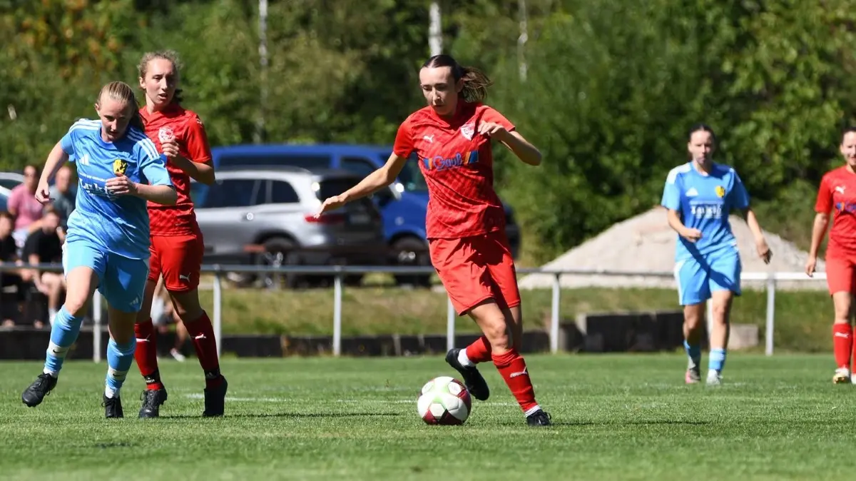 Die Spvgg Berneck/Zwerenberg (in Rot) unterlag dem TSV Frommern im WFV-Pokal mit 1:3.
