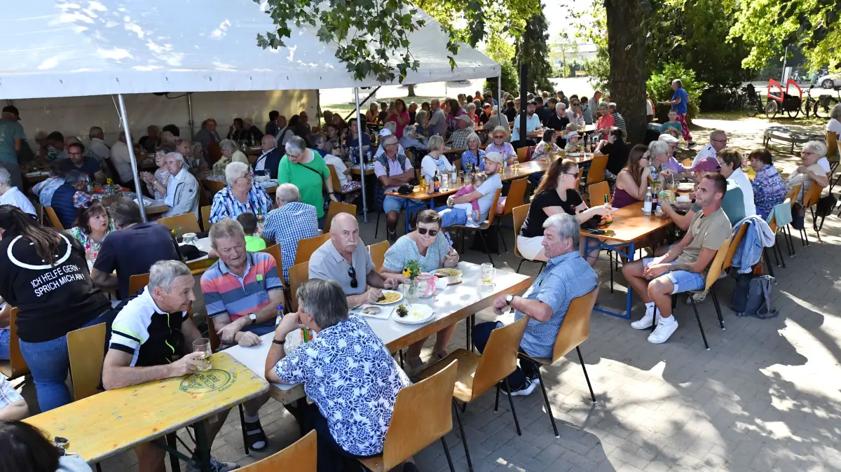 Die Reihen waren gut besetzt, zahlreiche Besucher genossen das Rahmenprogramm und die Bewirtung beim Fest in Langenwinkel.