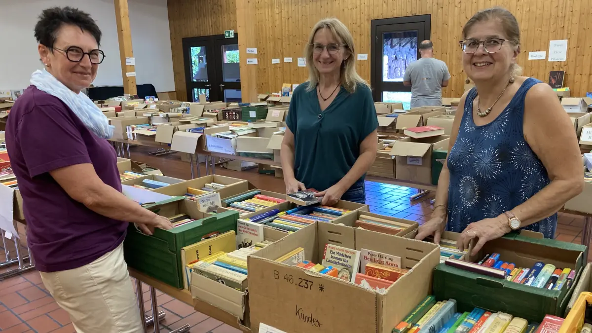 Christine Rapp (von links), Diana Sauer und Sabine Ave sind zufrieden mit dem Ergebnis des Bücherflohmarkts.
