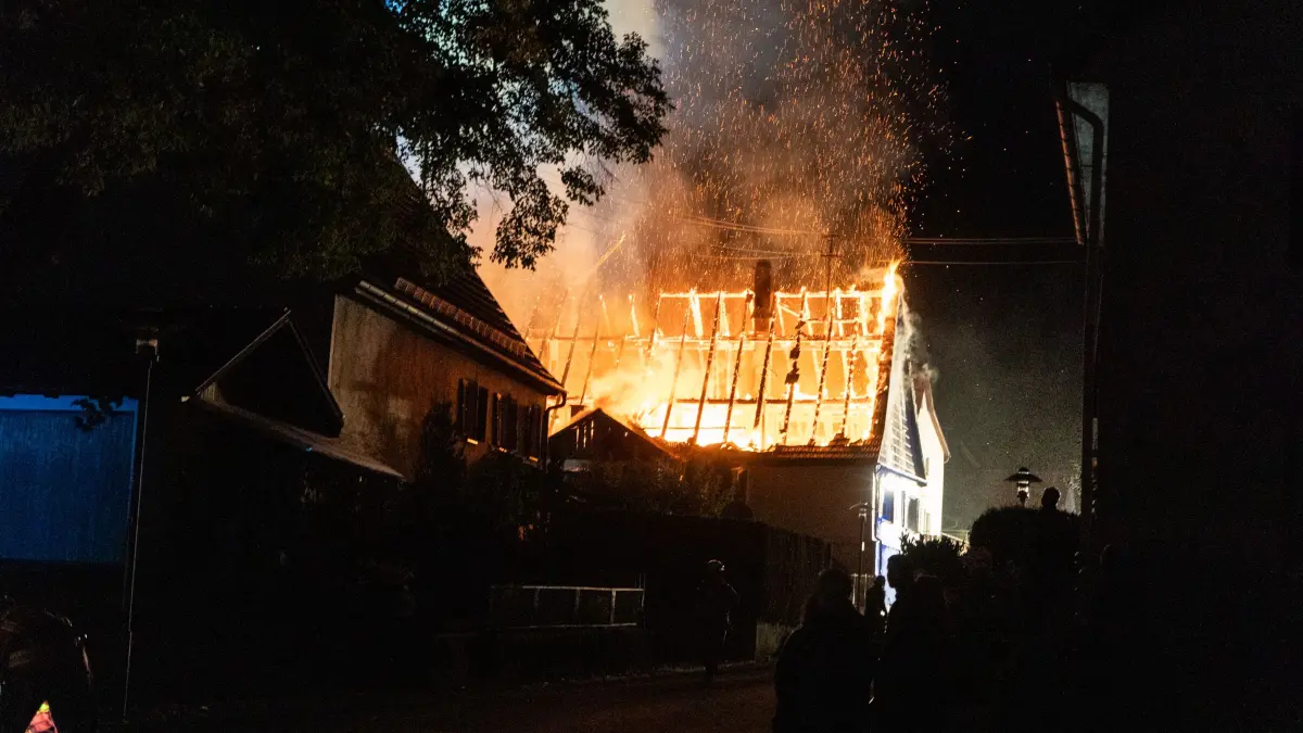 Die Feuerwehren aus Bisingen und Grosselfingen sind seit 4 Uhr in Bisingen im Einsatz.