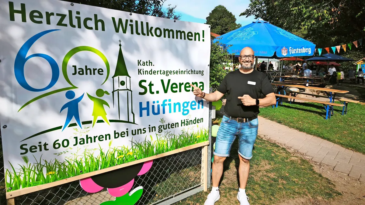 Kita-Leiter Manuel Schneider weist auf 60 Jahre Erfolgsgeschichte Kita St. Verena hin.