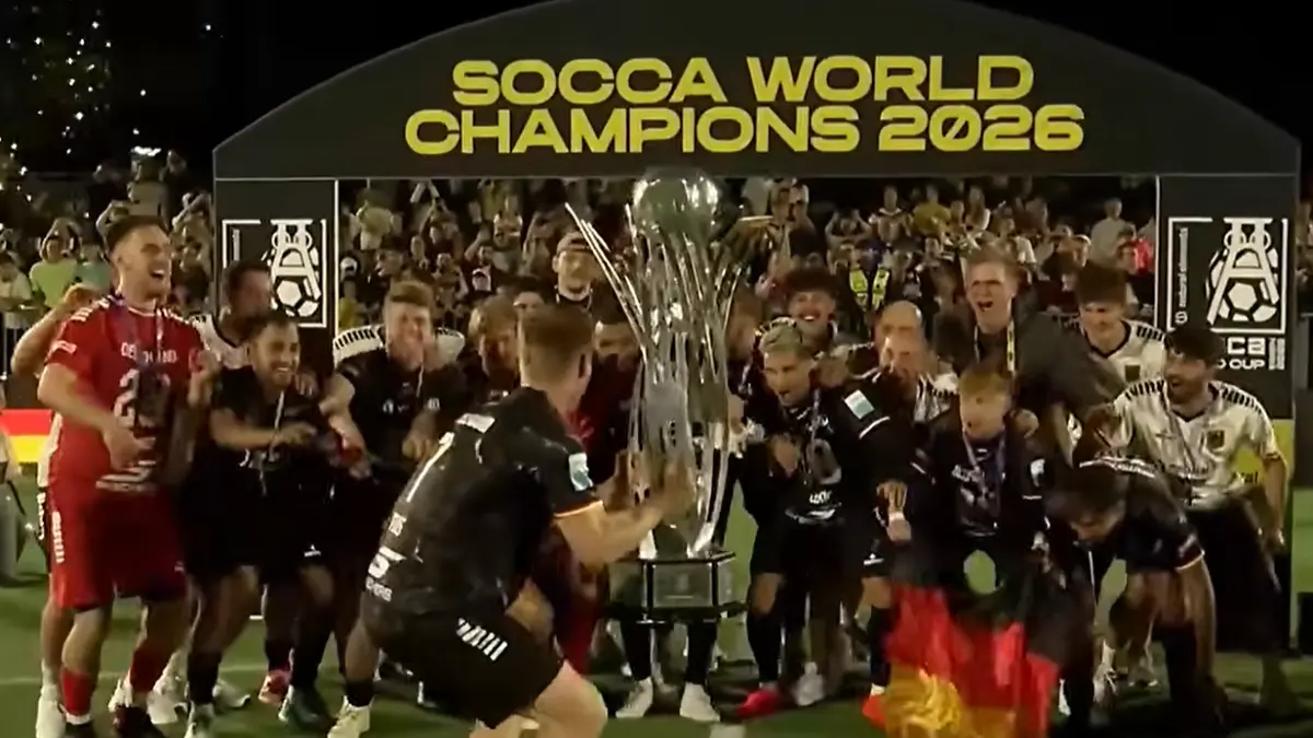 Konstantin Fries vom SC Lahr durfte als Kapitän den Pokal als erster in die Höhe recken. (Screenshot)