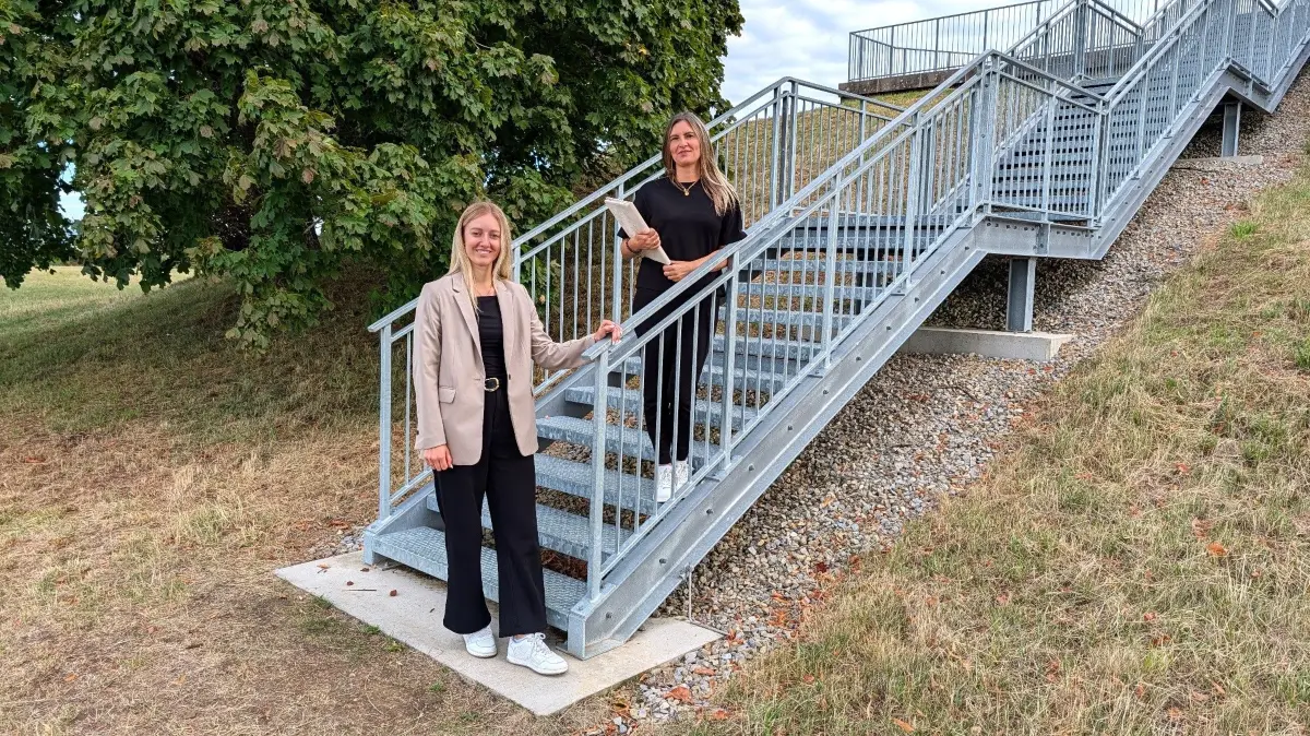Die beiden Standesbeamtinnen Sandra Zipfel (oben) und Chiara Schmidt würden gerne Paare auf dem Hochbehälter trauen.