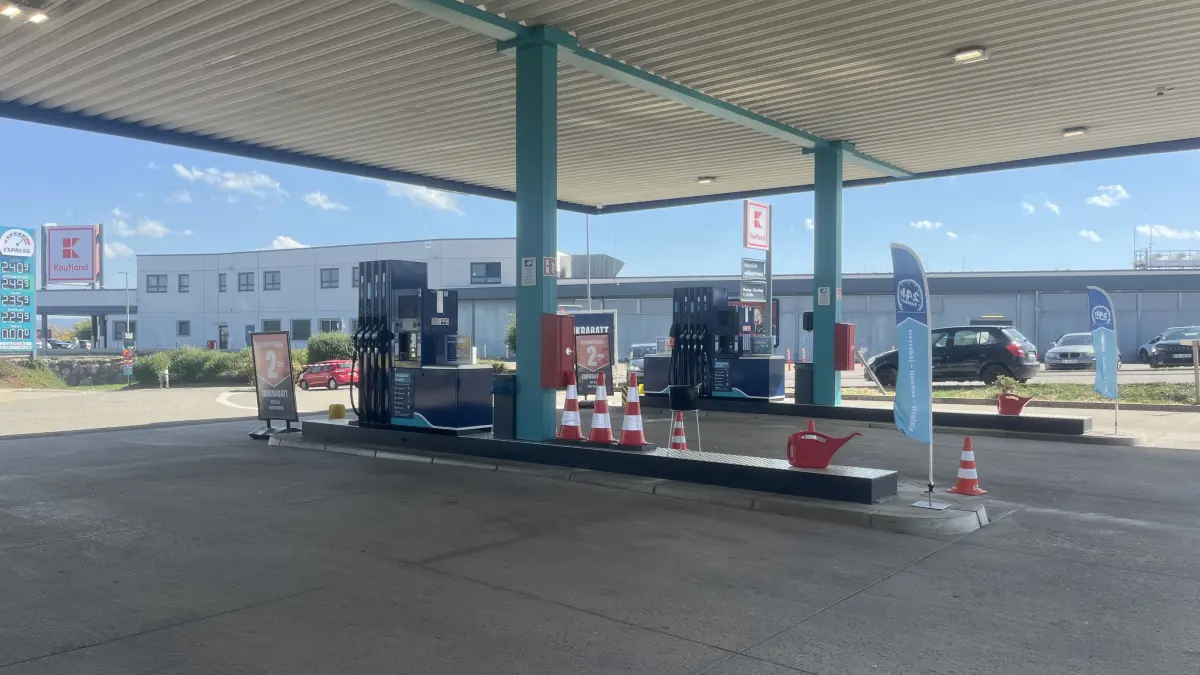 An den Tankautomaten kann auch nachts getankt werden.