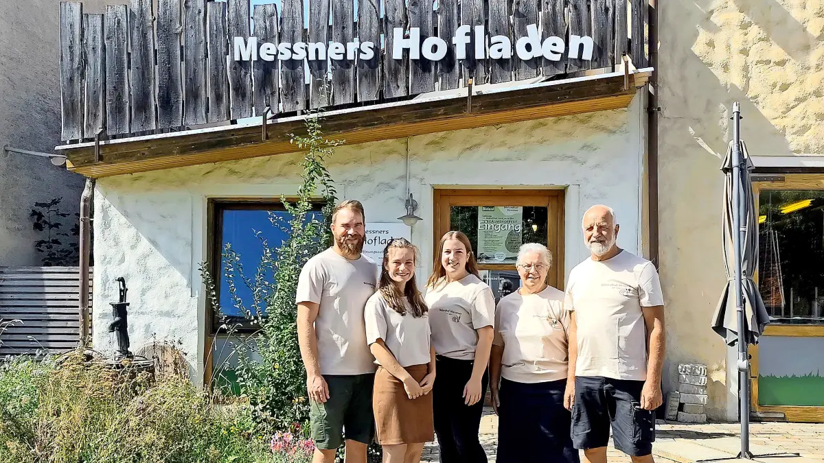 40 Jahre Biolandhof und 30 Jahre Hofladen Messner – das muss gefeiert werden am Samstag, 12. September von 10 bis 17 Uhr. Von links Philemon und Annina Messner, die neue Hofladenleitung Viola Irion, sowie Gabriele und Ernst-Martin Messner, die den Biolandhof und den Hofladen gemeinsam aufgebaut haben.