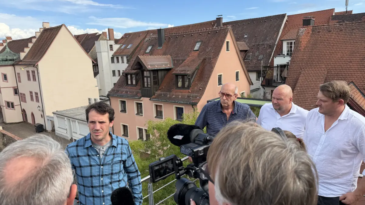 Die Freien Wähler aus Villingen-Schwenningen über den Dächern von Villingen: Hier nahm ein SWR-Fernsehteam einen Beitrag für die Sendung "Zur Sachen Baden Württemberg" auf, die am Donnerstag um 20.15 Uhr im TV gezeigt wird.