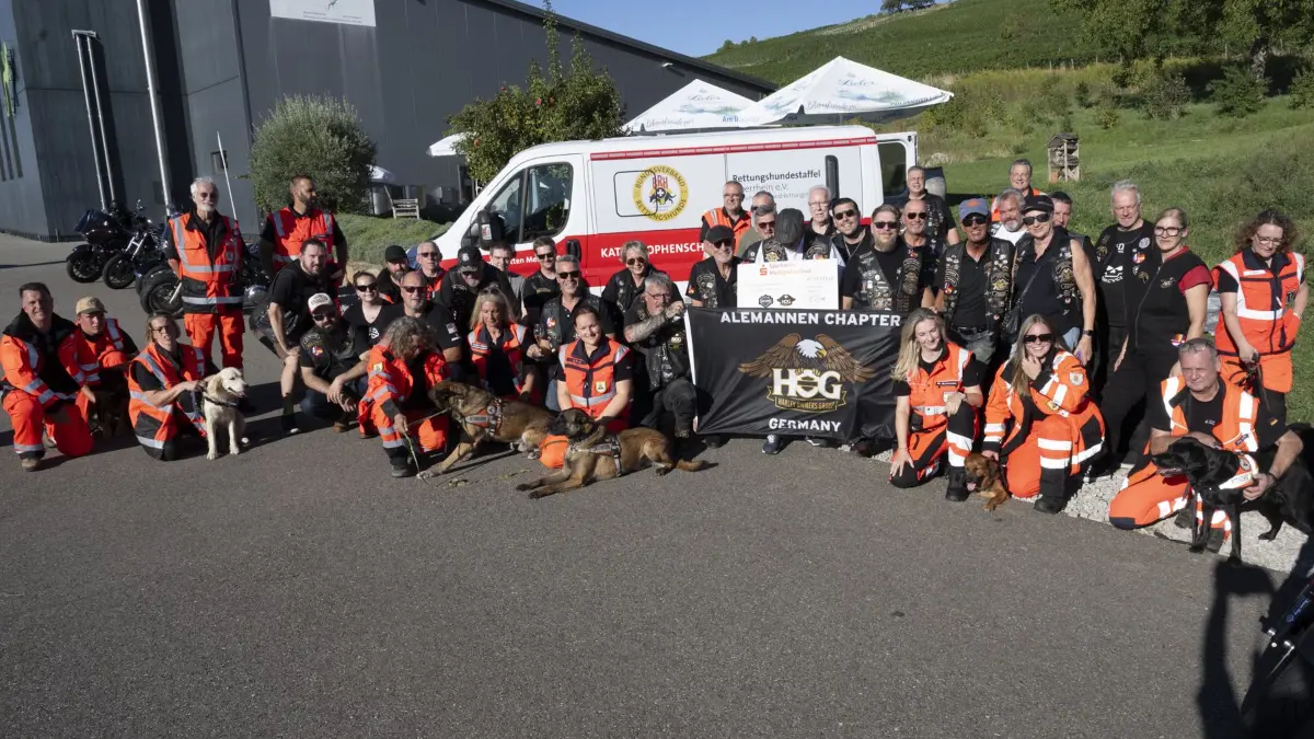 Aus der Spende des Alemannen-Chapters der Harley Davidson-Fans wurde das neue Einsatzfahrzeug der Rettungshundestaffel Oberrhein finanziert und offiziell in Dienst gestellt.