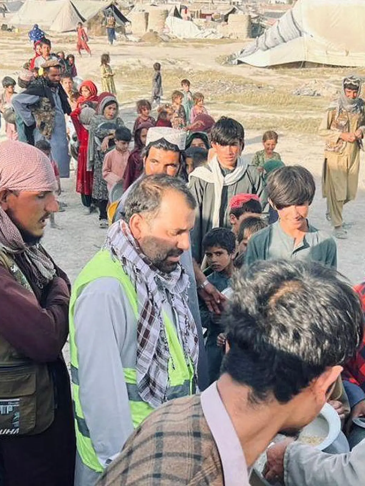 Anstehen und Warten auf Trinkwasser und Nahrungsmittel. Aber immerhin: Dank des Einsatzes von "Kinder brauchen Frieden" kann den Flüchtlingen im afghanischen Camp geholfen werden.