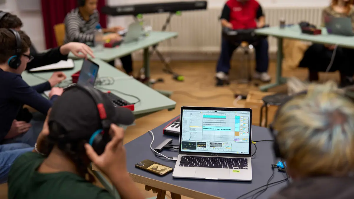 Beim neuen Angebot „HitProducer“ werden eigene Musikstücke eingespielt und fachkundig produziert.