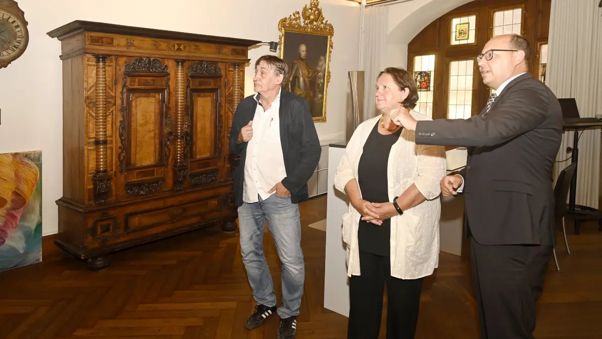 In Vorbereitung der "Nacht des offenen Denkmals", die 2026 in Rottweil den "Tag des offenen Denkmals" eröffnet, stellen LAD-Präsident Prof. Dr. Claus Wolf (von links), die Ministerin für Landesentwicklung und Wohnen in Baden-Württemberg, Theresa Schopper, und Oberbürgermeister Dr. Christian Ruf am 07.09.2026 die Denkmalpflege in Rottweil und die Bedeutung des Denkmalschutzes vor.