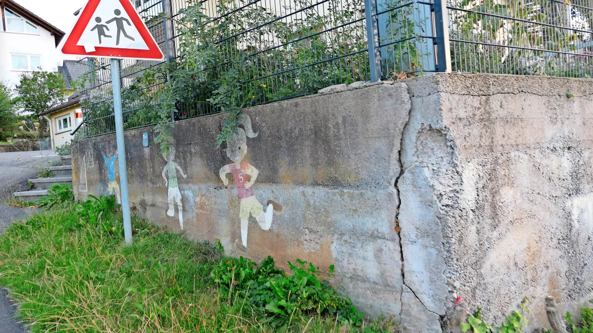 Die Mauer am Kindergarten St. Bernhard bedarf dringend einer Sanierung oder Erneuerung.
