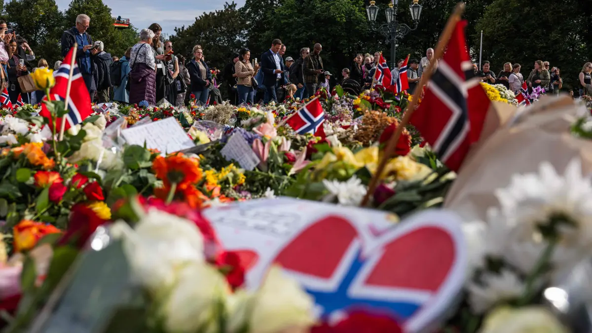 Funeral of Norway's King Harald: Mourners gather in front of a makeshift memorial for Norway’s King Harald V at the Royal Palace square in Oslo, Norway, on September 8, 2026, on the eve of the late monarch’s funeral procession. (Photo by Jonathan NACKSTRAND / AFP)