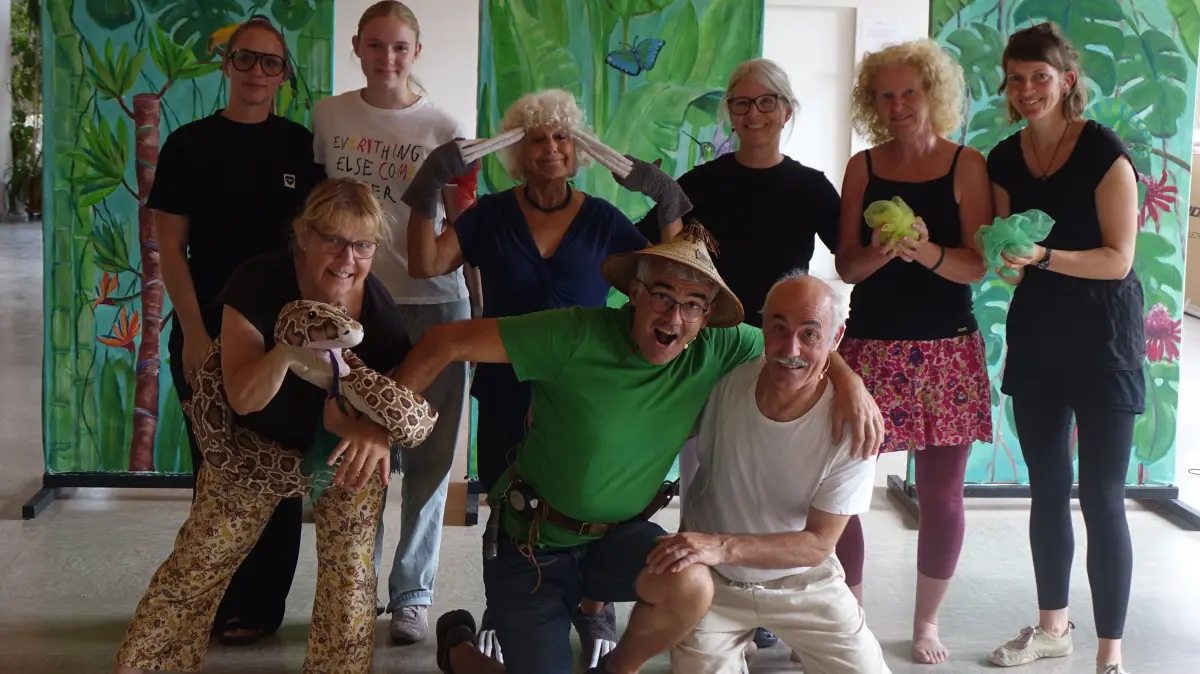 Im Dschungel spielt das Musical „Der achtsame Tiger“, das die Volkskunstbühne Rheinfelden probt. Hier das Ensemble (vorne Vorsitzende Karin Castriotta als Schlange, Erzähler Jhang Metz und Titelheld Angelo Castriotta).