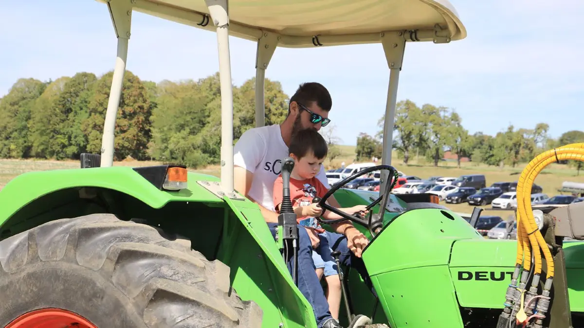 Ein Teil des Ziegenfests ist das „6. Deutz- und Oldtimer-Treffen“. Die teils historischen Traktoren werden von den Besuchern bestaunt.