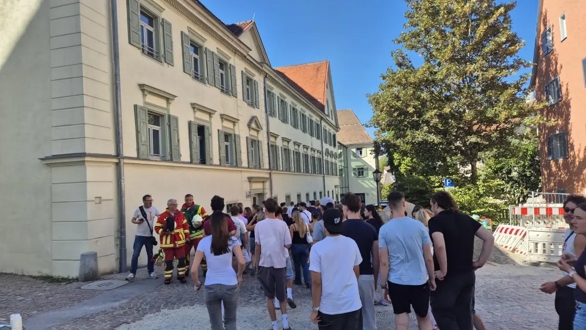 Die Gäste warten bis sie wieder ins Gebäude dürfen.