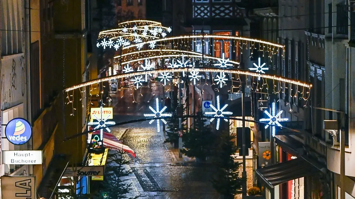 Die Weihnachtsbeleuchtung wird jährlich von der Werbegemeinschaft organisiert. In den vergangenen Jahren war dies nur dank Sponsoren und einer städtischen Untersützung möglich