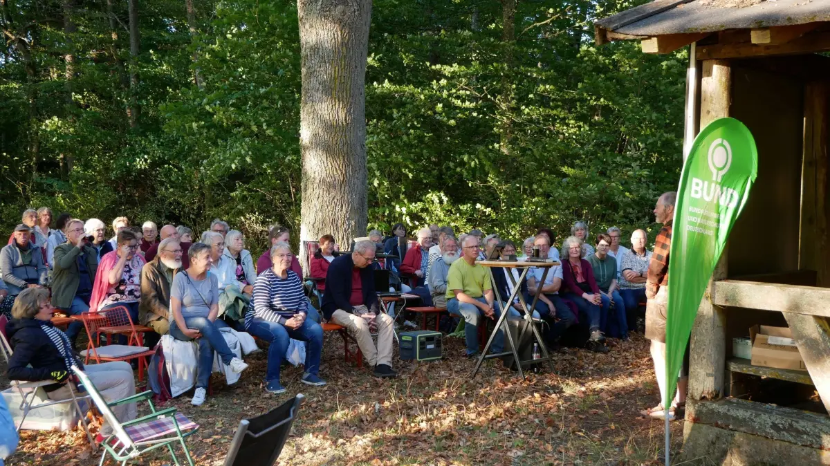 Großer Besucherandrang beim Krimiabend unter freiem Himmel in Mindersbach