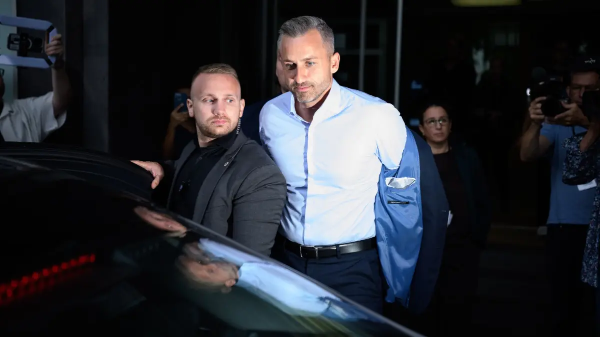 Nach der Landtagswahl in Sachsen-Anhalt - AfD: 07.09.2026, Sachsen-Anhalt, Berlin: Ulrich Siegmund, AfD-Spitzenkandidat in Sachsen-Anhalt, steigt nach der Pressekonferenz zum Ergebnis der Landtagswahl in Sachsen-Anhalt vor der Bundespressekonferenz in eine Limousine. (zu dpa: «Türkische Gemeinde: Keine Residenzpflicht in Sachsen-Anhalt») Foto: Bernd von Jutrczenka/dpa +++ dpa-Bildfunk +++