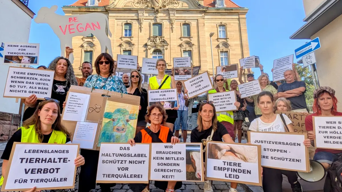 Mit zahlreichen Plakaten protestierten Tierschützer am Dienstag vor dem Lahrer Amtsgericht
