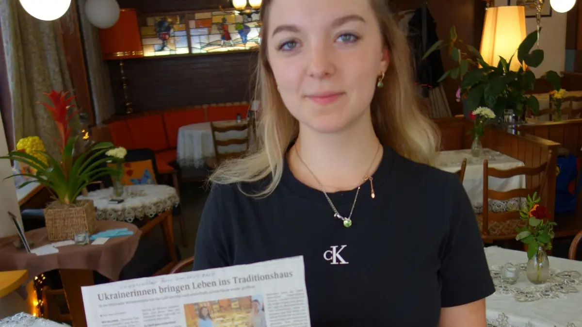 „Auch diesen Artikel über die Wiedereröffnung des Cafés Bechtle aus dem Schwarzwälder Boten habe ich in meine 180seitige Abschlussarbeit eingearbeitet“, erzählt an ihrem Arbeitsplatz Julia Natalushko, die jetzt diplomierte Gastronomie-Fachkraft ist.