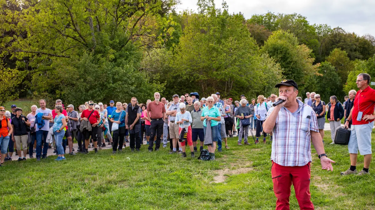 Manfred Fritz, der Vorsitzende der Albvereins-Ortsgruppe Meßstetten, führte rund 160 Teilnehmer bei der sechsten Ferienwanderung 2026 südlich rund um Meßstetten.