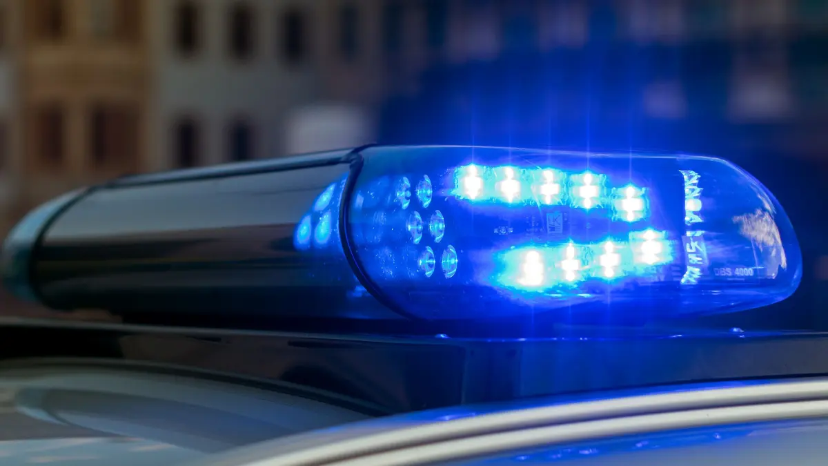 ARCHIV - 30.06.2018, Sachsen, Dresden: ILLUSTRATION - Das Blaulicht auf einem Fahrzeug der Polizei leuchtet in der Dunkelheit. Rund 23 Jahre nach dem Mord an einer Zehnjährigen hat die Polizei einen Verdächtigen gefasst. Der Mann sei am Dienstag in Mühltroff - einem Ortsteil der sächsischen Stadt Pausa im Vogtland - festgenommen worden. (zu dpa «23 Jahre nach Kindermord nimmt Polizei Verdächtigen fest» vom 30.01.2019) Foto: Monika Skolimowska/ZB/dpa +++ dpa-Bildfunk +++ | Verwendung weltweit