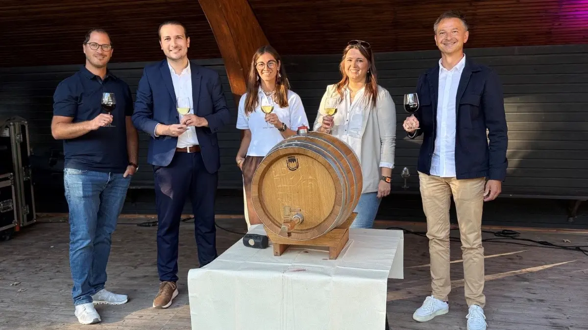 Michael Schneider (von links), OB Adrian Sonder, Tourismusdirektorin Carolin Schölzl, Emanuela Zuparic und Markus Obrecht eröffnen die erste Weinkulinarik auf dem Kienberg.