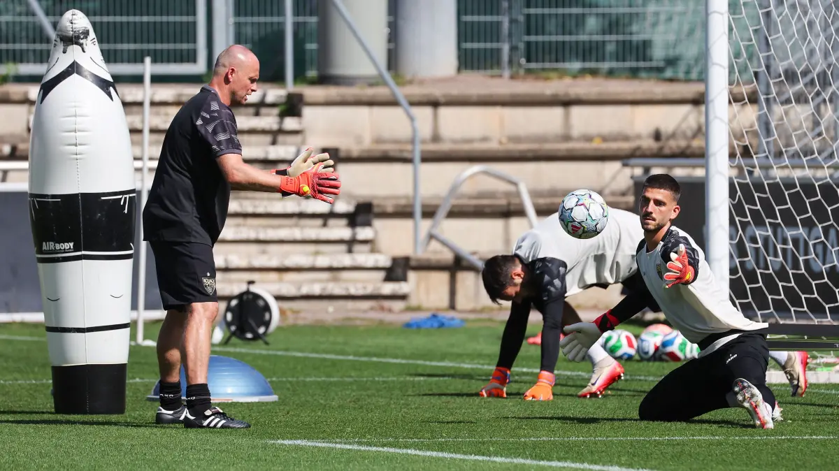 Fußball VfB Stuttgart Training: BAU // 2026.09.08 Deutschland, Stuttgart, Fußball VfB Stuttgart Training, v.l. Torwarttrainer Kai Rabe, Fabian Bredlow