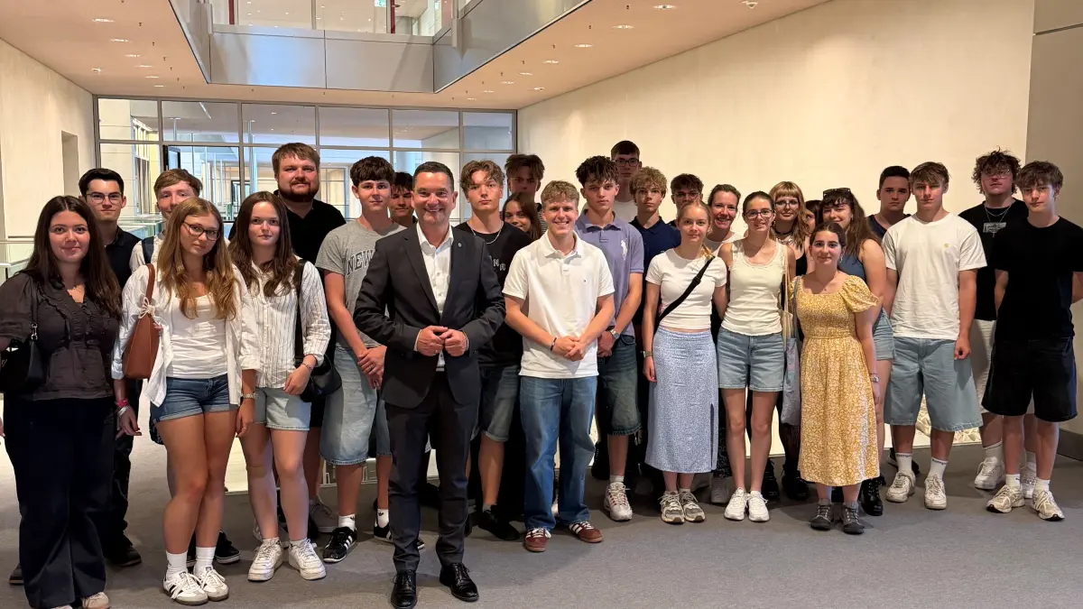 Klaus Mack (Mitte) im Austausch mit den Schülern vom Otto-Hahn-Gymnasium Nagold im Deutschen Bundestag.