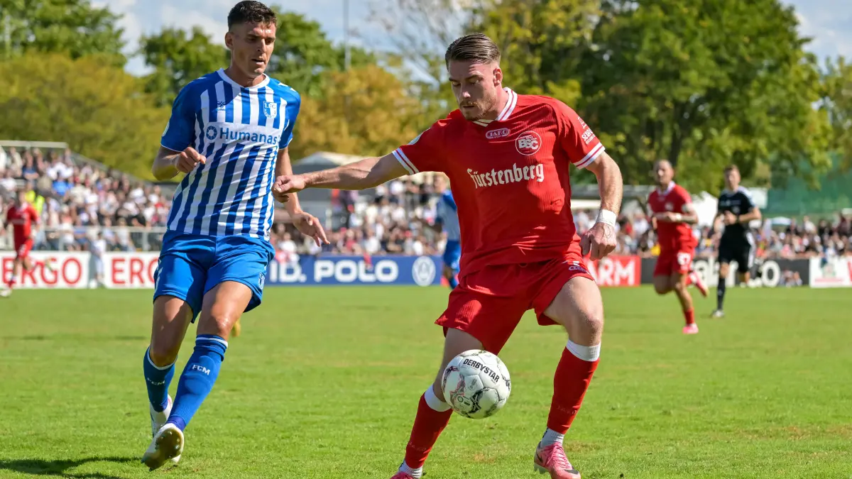 Marin Stefotic Bahlinger SC, 07 am Ball vor Tobias Mueller 1. FC Magdeburg, 05 GER, Bahlinger SC vs 1. FC Magdeburg, Fussball, DFB-Pokal, 1. Hauptrunde, Saison 2026/2027, 23.08.2026 DFB REGULATIONS PROHIBIT ANY USE OF PHOTOGRAPHS AS IMAGE SEQUENCES AND/OR QUASI-VIDEO GER, Bahlinger SC vs 1. FC Magdeburg, Fussball, DFB-Pokal, 1. Hauptrunde, Saison 2026/2027, 23.08.2026 Bahlingen *** Marin Stefotic Bahlinger SC, No. 07, with the ball in front of Tobias Mueller 1 FC Magdeburg, No. 05, GER, Bahlinger SC vs. 1 FC Magdeburg, Soccer, DFB Cup, 1st Round, 20262027 Season, August 23, 2026 DFB regulations prohibit any use of photographs as image sequences and/or quasi-video GER, Bahlinger SC vs. 1 FC Magdeburg, Soccer, DFB Cup, 1st Main Round, 20262027 Season, August 23, 2026, Bahlingen Copyright: xEibner-Pressefotox EP_THS