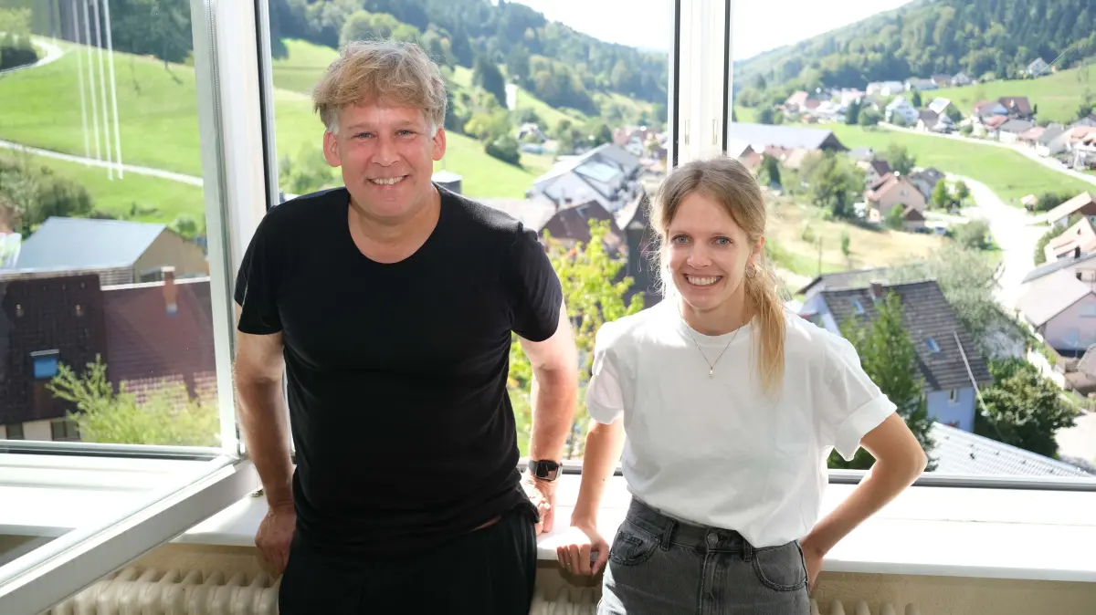 Strahlende Gesichter in der Grundschule mit besonderer Aussicht: Schulleiter Andreas Schurig und Lehrerin Maribel Häckelmoser freuen sich auf das neue Schuljahr in der Malsburg-Marzeller Grundschule.