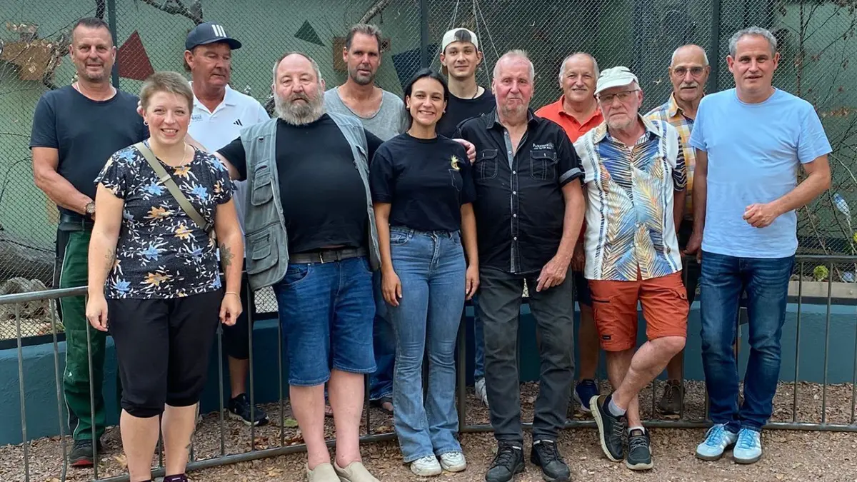 Bürgermeister Dirk Harscher (rechts) bedankte sich bei den Mitgliedern der IG Vogelvoliere für die Sanierung der Voliere.
