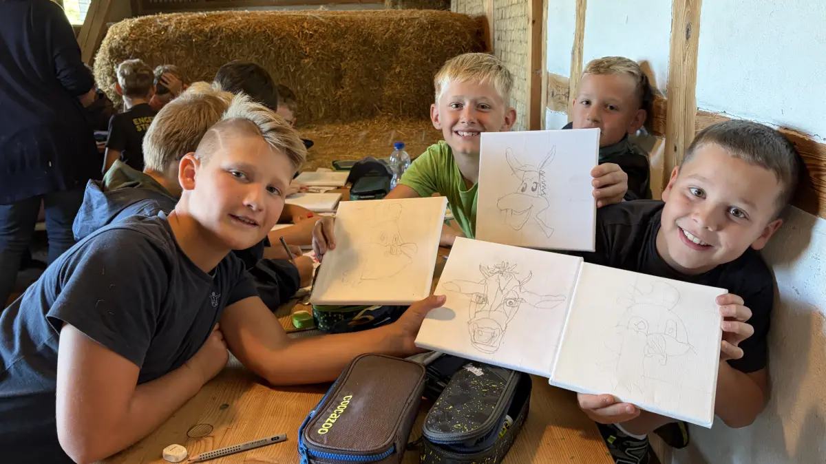 Neben Deutsch und Matheeinheiten zeichnen die Schüler in der Kreativphase geometrische Bauernhoftiere.