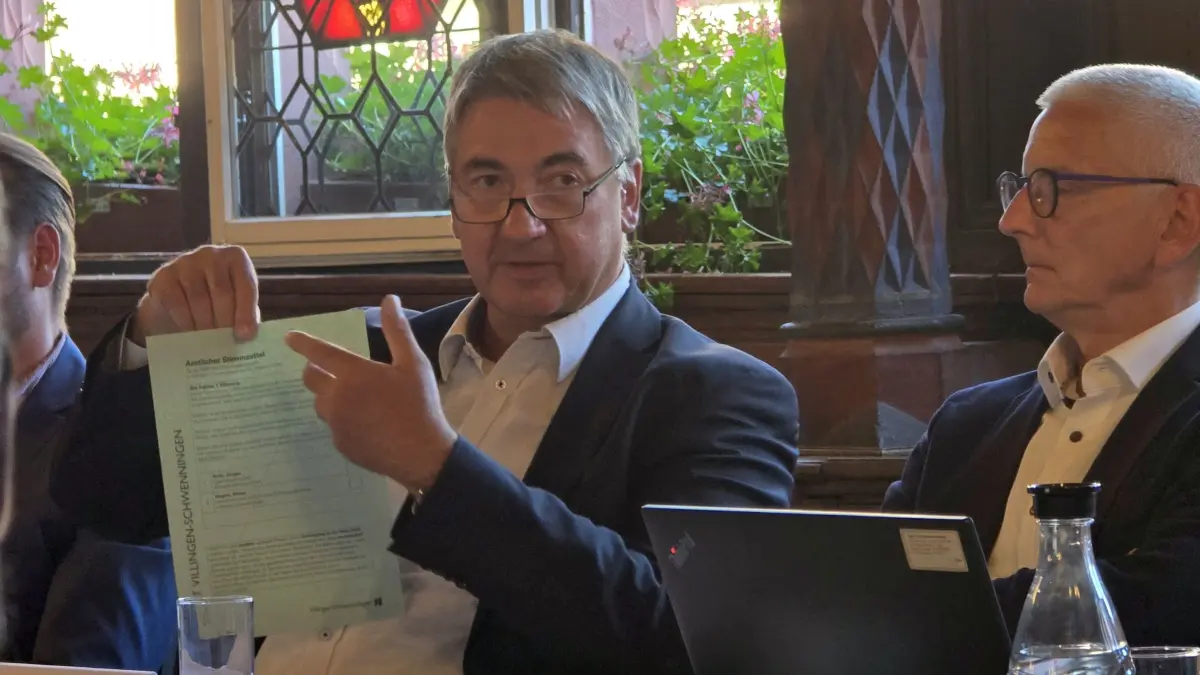 Ein Muster des amtlichen Stimmzettels hatte Bürgermeister Detlev Bührer, Vorsitzender des Gemeindewahlausschusses, in dessen Sitzung mitgebracht. Zwei Namen stehen drauf.