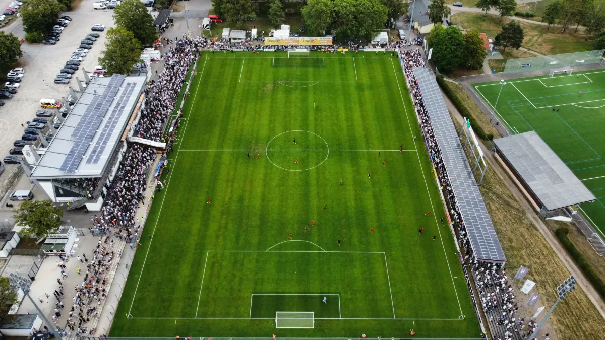 Die Nullachter hoffen, dass am Mittwochabend das Oberliga-Derby gegen den FC Holzhausen viele Zuschauer in die MS Technologie-Arena anlockt.