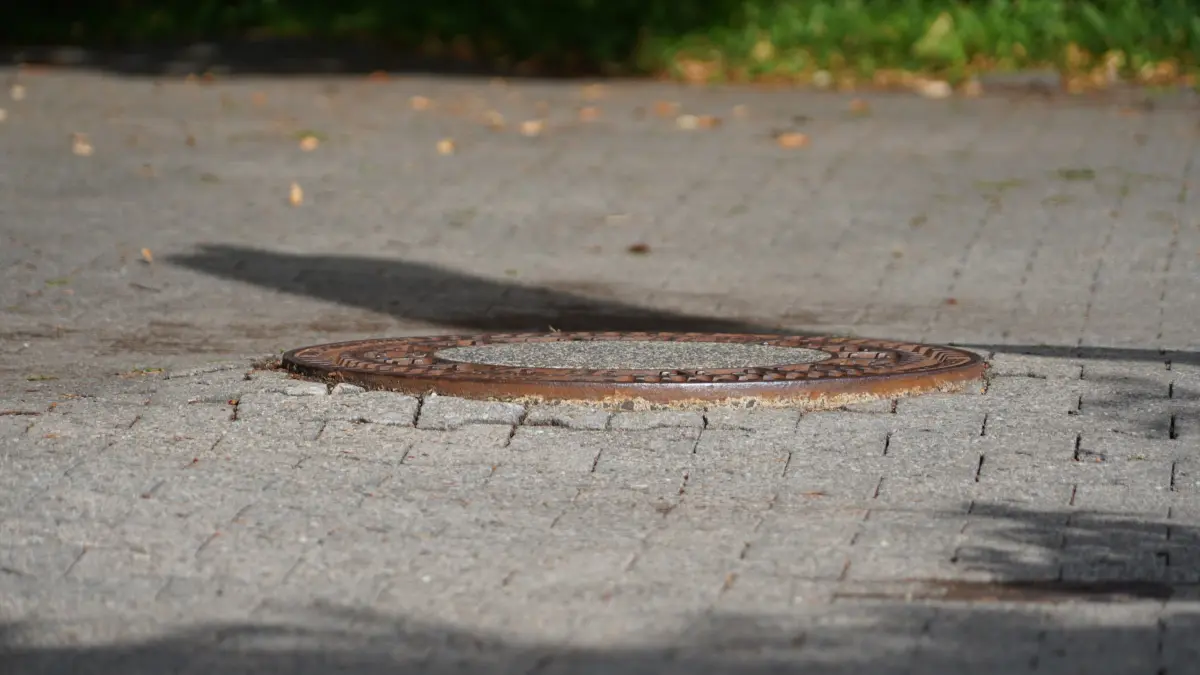 Durch diesen Gullydeckel in der Breslauer Straße in Bad Dürrheim ist eine 88-jährige Frau im Mai gestürzt und hat dadurch unter anderem einen Zahn verloren.
