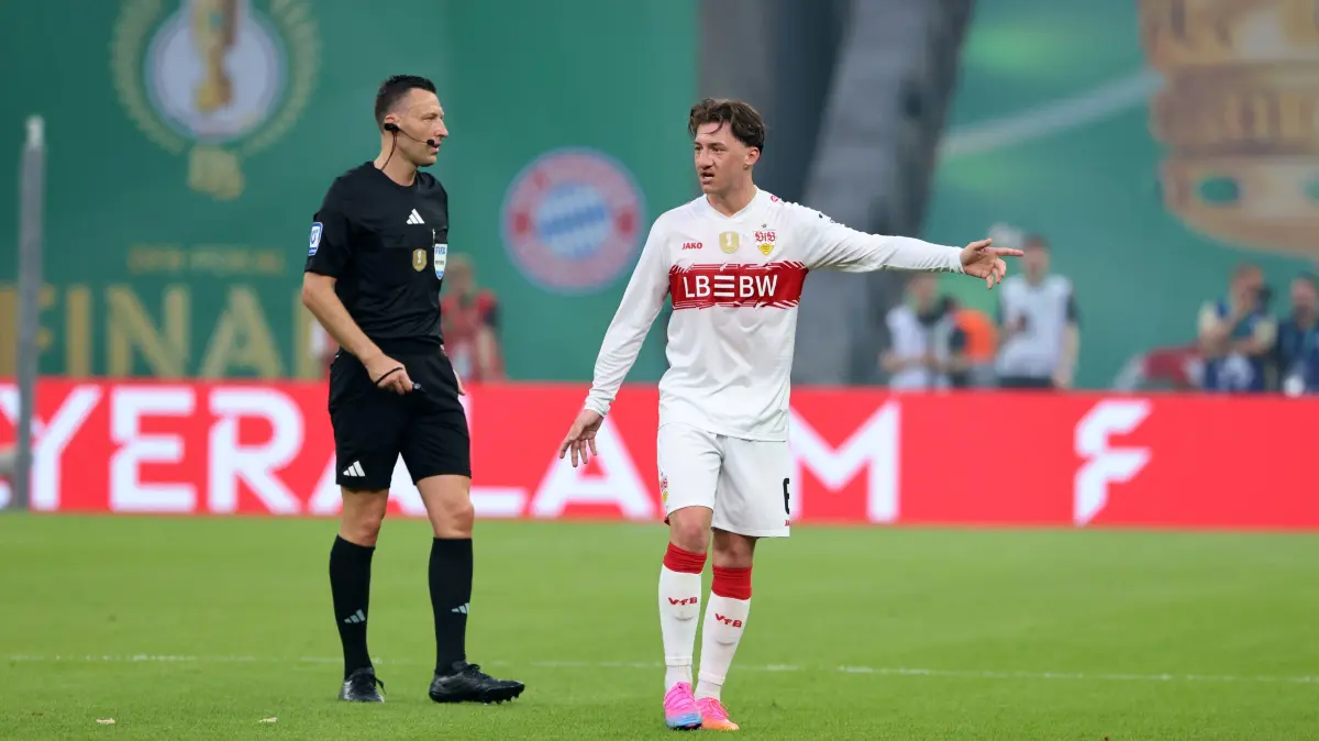BAU // Berlin , Fußball DFB Pokal Finale 2026 , FC Bayern München vs. VfB Stuttgart , von links: Schiedsrichter Sven Jablonski, Angelo Stiller
