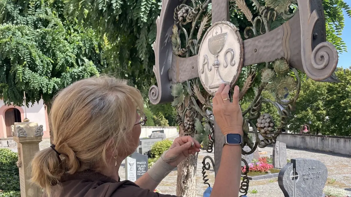 Restauratorin Ursula Fuggis bei der Arbeit
