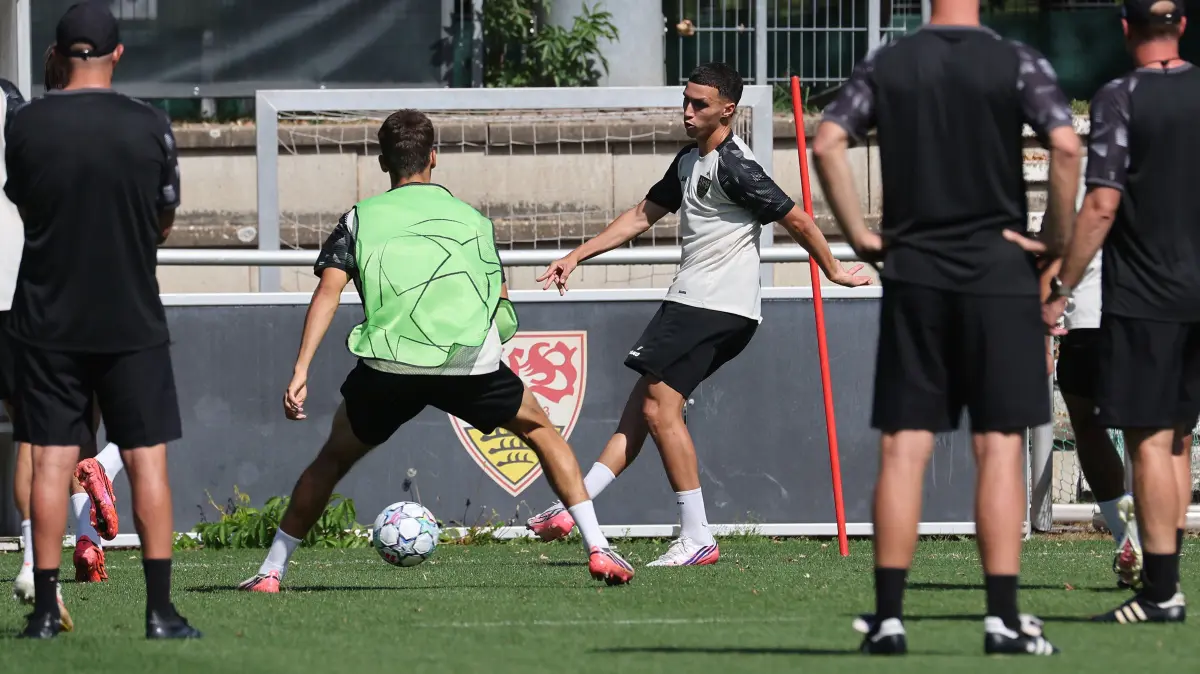 Fußball VfB Stuttgart Training: BAU // 2026.09.08 Deutschland, Stuttgart, Fußball VfB Stuttgart Training, Bilai El Khannouss (VfB, rechts)