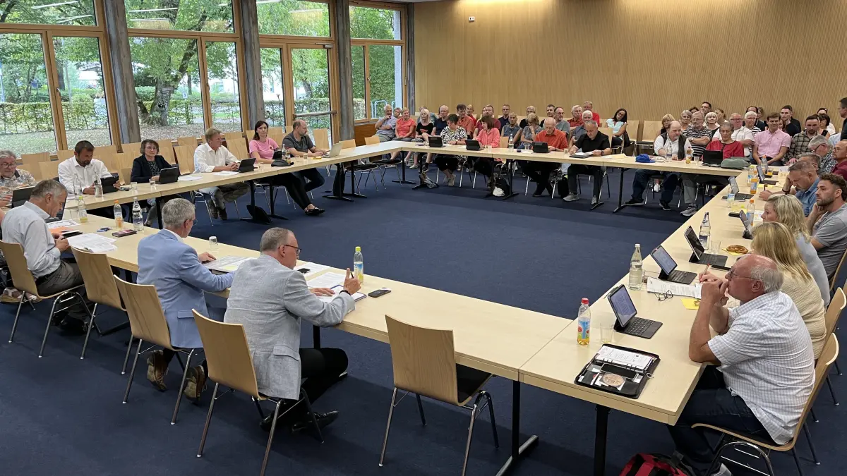 Der Sulzer Gemeinderat tagte am Montagabend in der Aula des Albeck-Gymnasiums. Die Zuhörerreihen füllten sich, nachdem das Foto gemacht worden war, noch weiter.