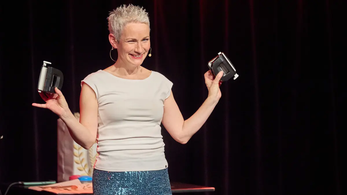 Die Stuttgarter Kabarettistin und Comedinne Tina Häussermann kommt zu Comedy im alten Schulhaus nach Pfrondorf.