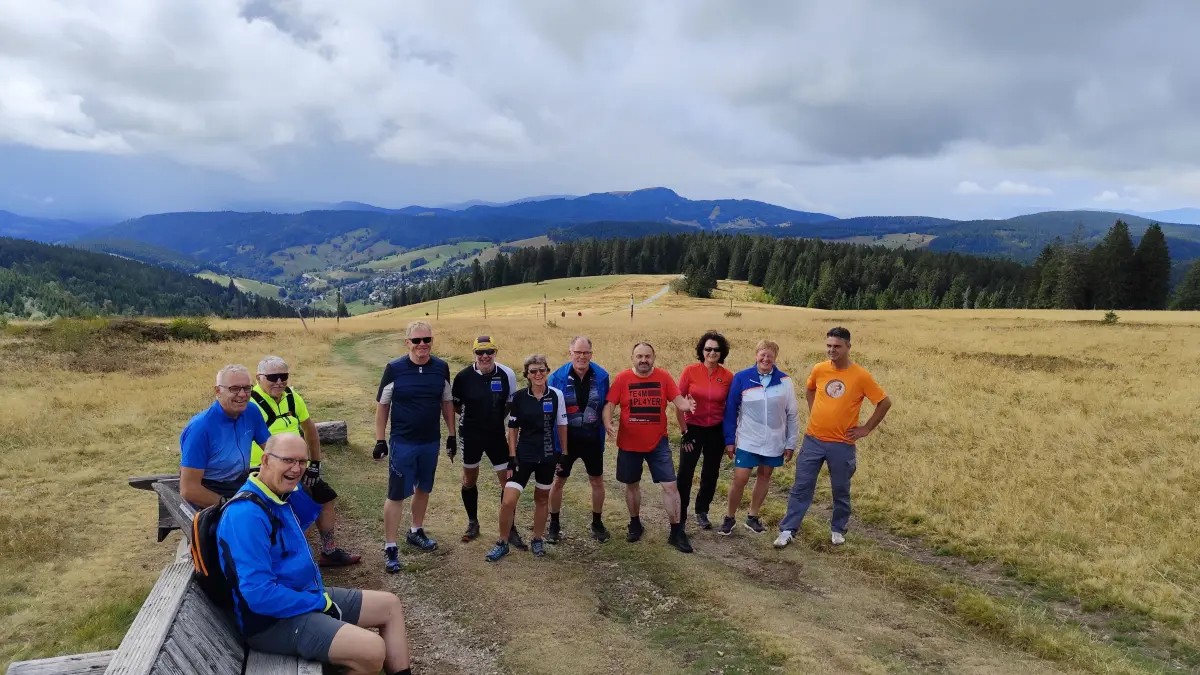 Die e-Bike Gruppe des Schwarzwaldvereins Lauterbach an der längste Bank- und Baumliege der Welt auf dem 1.388 Meter hohen Gipfel des Stübenwasen bei Todtnauberg