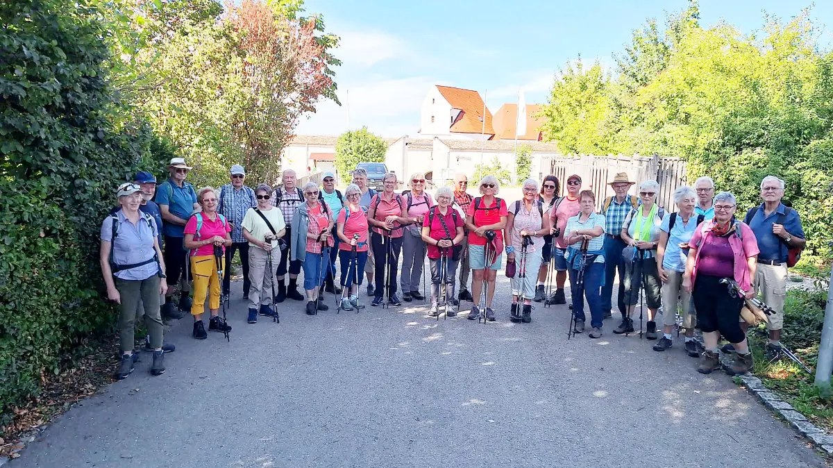 Die Zufahrt zu Burg Wildenstein ist gerade groß genug, die Wandergruppe aus Sulz richtig in Szene zu setzen.