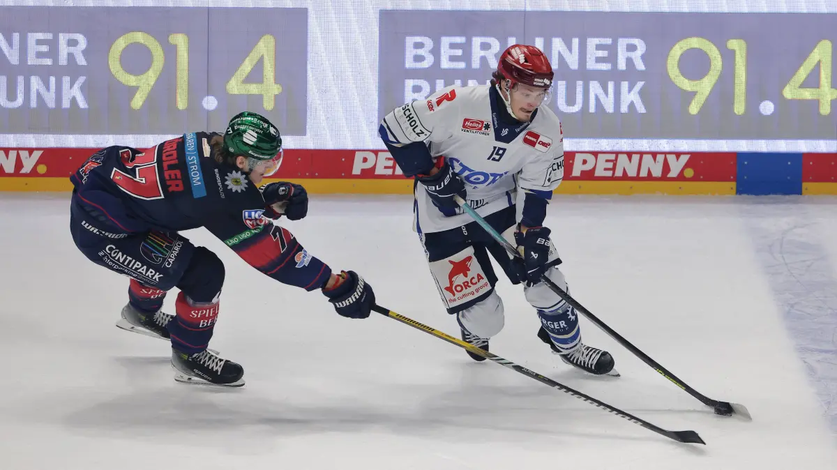 Eric Hördler, Hakon Hänelt / Zweikampf / Spielszene / Aktion / / Eishockey / Penny DEL Deutsche Eishockey Liga / 6. Spieltag Saison 2025/2026 / 28.09.2025 / EHC Eisbären Berlin EBB vs. Schwenninger Wild Wings SWW / *** Eric Hördler, Hakon Hänelt duel Game scene Action Sport Ice field hockey Penny DEL German Ice Hockey League 6 Matchday Season 2025 2026 28 09 2025 EHC Eisbären Berlin EBB vs Schwenninger Wild Wings SWW