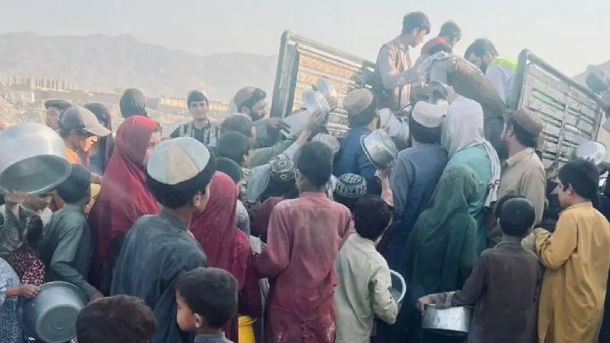 Auf der Pritsche eines Lastwagens wird im Flüchtlingscamp frisches Essen gekocht. Der Andrang ist gewaltig, lässt "Kinder brauchen Frieden" aus Afghanistan wissen.