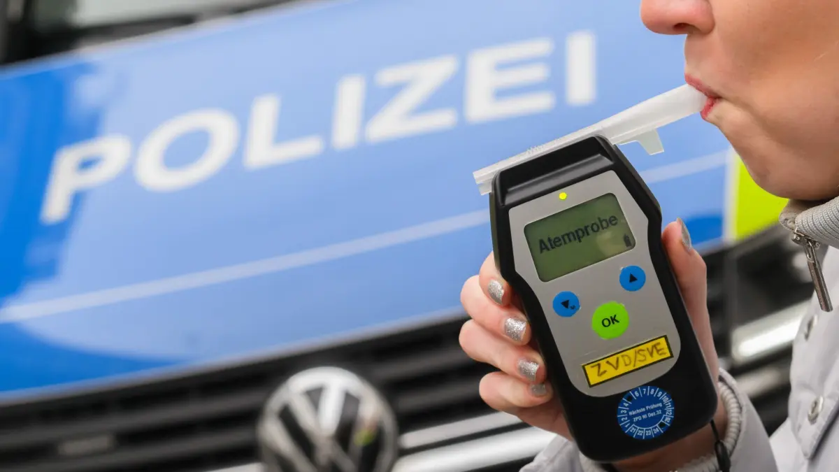 Alkoholkontrolle Symbolbild: ARCHIV - 28.01.2025, Niedersachsen, Hannover: Eine Frau führt einen Alkoholtest (Atemtest) durch, mit dem sie auf ihre Fahrtüchtigkeit hin überprüft wird (gestellte Szene). (zu dpa: «Betrunkener fährt mit platten Autoreifen») Foto: Julian Stratenschulte/dpa +++ dpa-Bildfunk +++