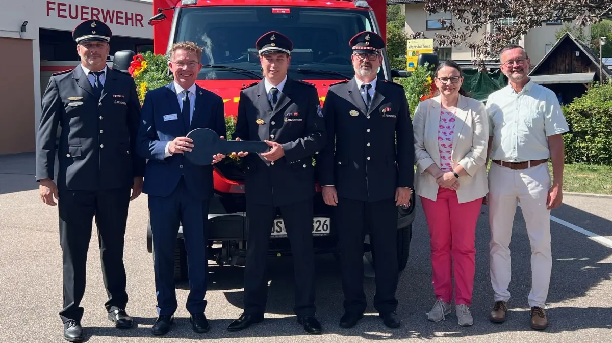 Viele gute und lobenden Worte gab es für das Engagement der Feuerwehr bei der offiziellen Übergabe, Bürgermeister Michael Ruf (zweiter von links) überreichte Abteilungskommandant Patrick Choynowski symbolisch den Schlüssel.