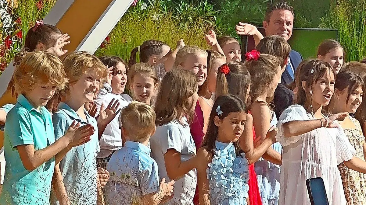 Kinder aus Lahr und Rust überraschten Stefan Mross bei seiner letzten Sendung von „Immer wieder sonntags“ mit einem Lied. Bei ihrem Auftritt mischte sich der Moderator mitten unter sie.