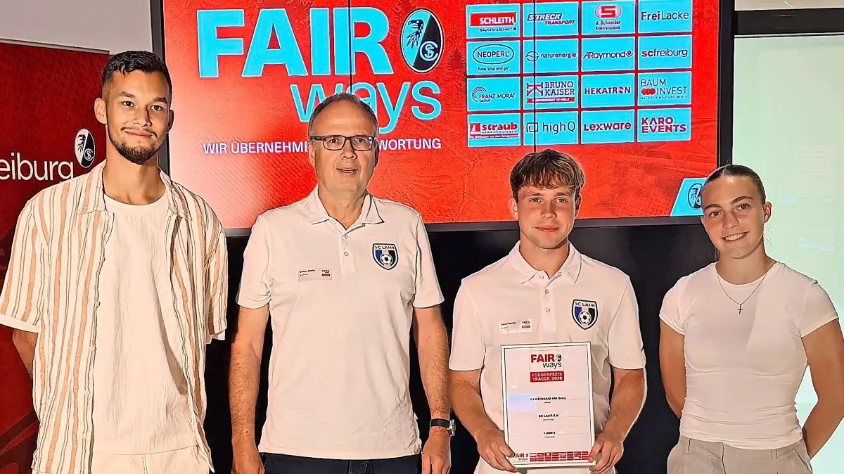 Bereits zum fünften Mal gehört der Sportclub Lahr zu den Gewinnern „Fair-Ways-Förderpreises“ des SC Freiburg. Die beiden SC Freiburg-Profis Nora Scherer (rechts) und Mio Backhaus (von links) gratulierten SC-Lahr-Jugendleiter Stefan Wölfle und Darius Seceta, der seinen Bundesfreiwilligendienst beim SC Lahr absolviert und sich um das Projekt kümmert.