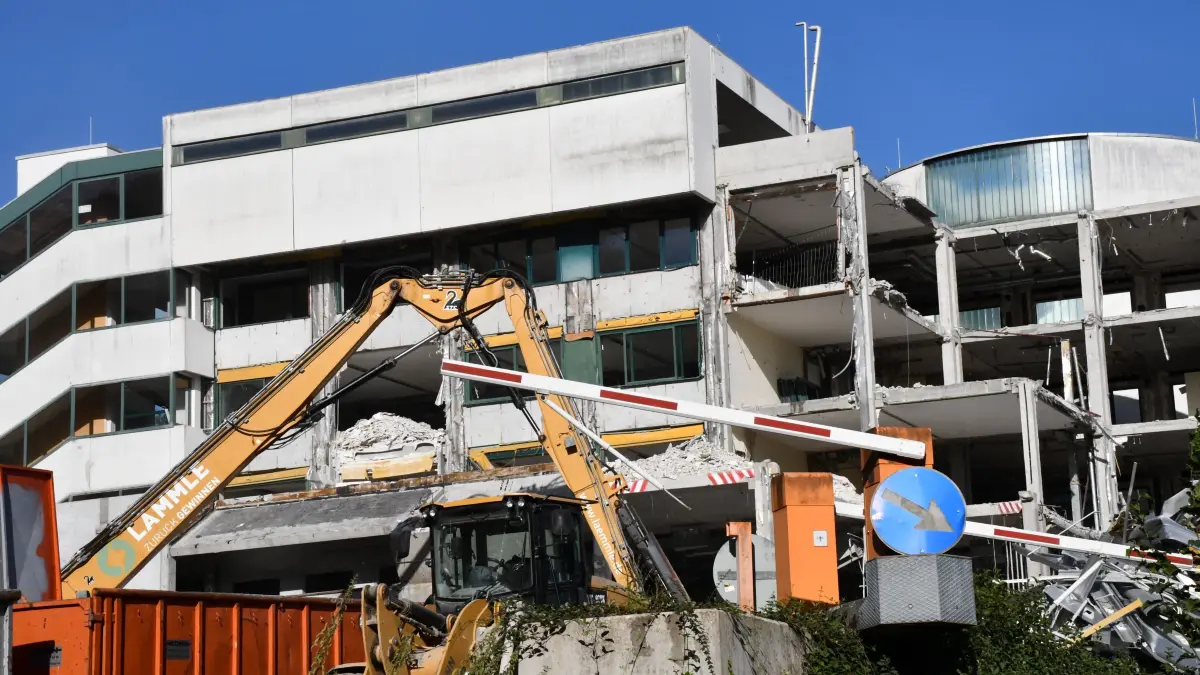 Es war einmal: Das frühere Kreiskrankenhaus Rheinfelden fällt derzeit den Abrissbaggern zum Opfer.
